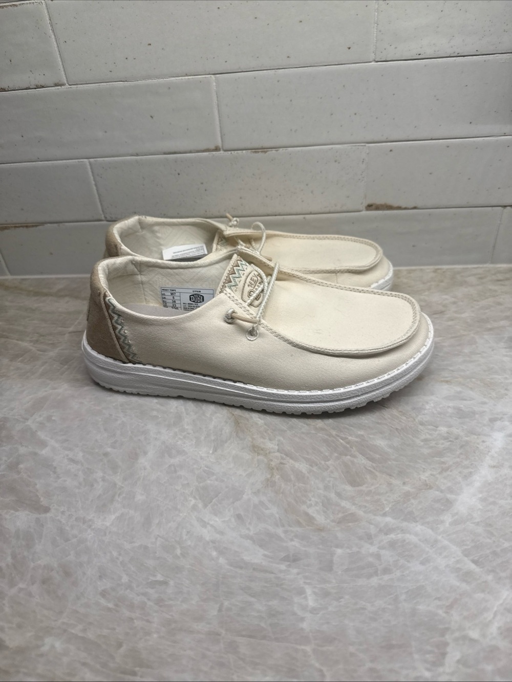 Hey Dude Women's Cream sz7 Lace-Up Sneakers